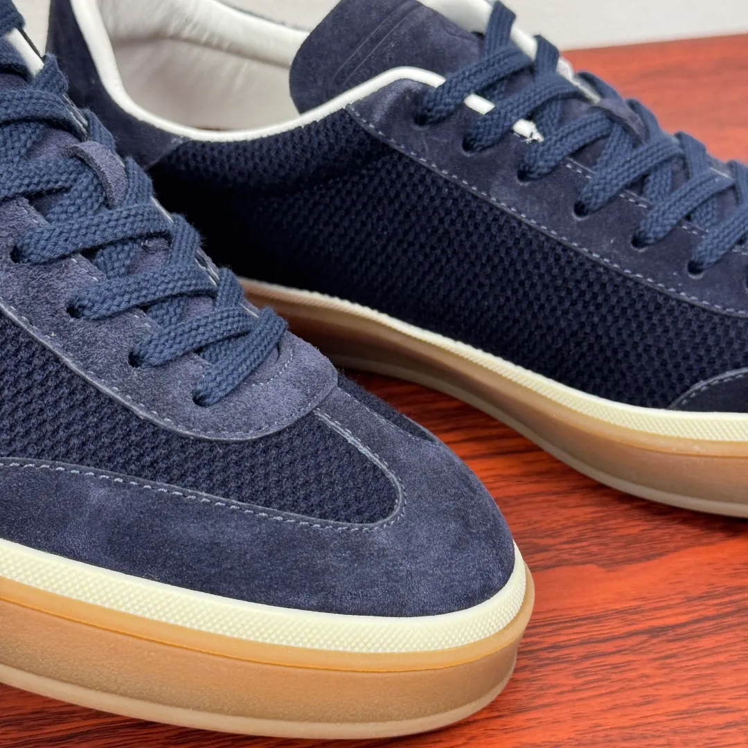 Batch 740 Loro Piana Tennis Walk men's moral training sneakers! These new textured leather tennis shoes feature an ultra-low-top design for year-round wear and are water-resistant. The wrapped sole creates an effortlessly attractive color combination that harmoniously blends functionality with understated style. The ideal footwear option for urban dressing. The heel is decorated with a soft calfskin tongue with Kummel color inserts and an embossed LP logo. Cotton shoelaces. Material: Upper: Gray woven stitching with cowhide accents! Sole: Rubber lining: Cow leather original rubber sole, excellent foot comfort, complete package! Size: 39-40-41-42-43-44 leather shoe size (38.4546 can be customized) Item number: FAM1316 blue